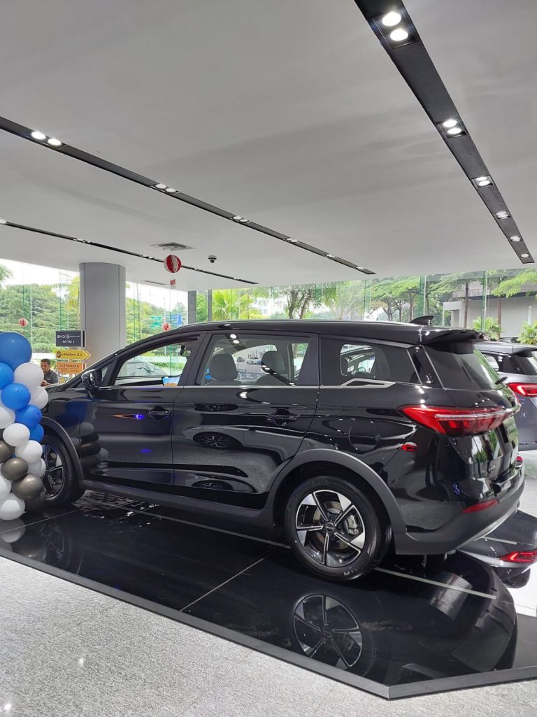 BYD M6 MD PHEV 2026 Indonesia Black 7b